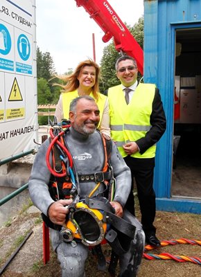 Арестуваната областна управителка на Перник Ирена Соколова, зам.министърът Николай Нанков и италианския водолаз Джовани на ремонта на стената на язовир Студена пред 3 години.