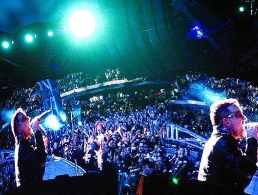 Кадър от концерт на U2

