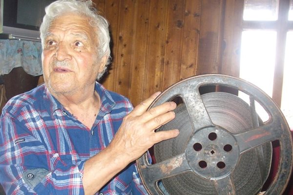 Бай Петър, който на 6 август навършва 87 години, пази ревниво в дрешника на 300-годишната си къща в Жеравна 16-милиметрово копие на филма "Калин Орелът". СНИМКИ: Ваньо Стоилов