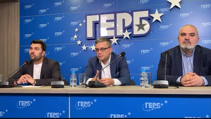 Георг Георгиев, Тома Биков и Маноил Манев (от ляво на дясно) на брифинга на ГЕРБ