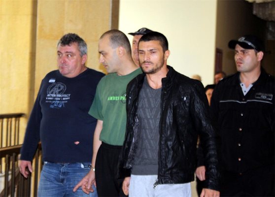 Валентин Донев-Капона /вляво/ в Бургаския окръжен съд. Снимка:Елена Фотева