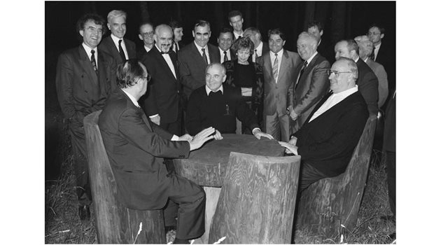 Геншер, който е вляво, уверява Горбачов пред Кол, че Германия иска СССР да е част от Европейската общност.