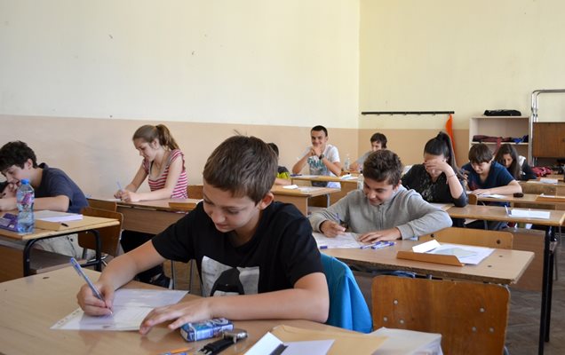 Само в София, Варна, Бургас и Русе минималният бал от изпитите след 7-и клас за профил математика надхвърля 400 точки, в 7 области е под 200, показват данните на ИПИ.