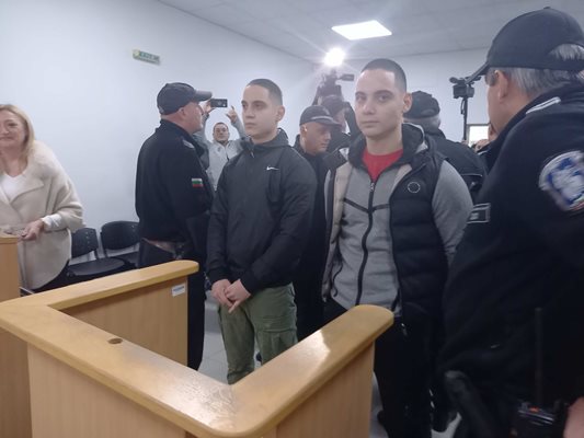 Борислав и Валентин Динкови бяха докарани под конвой в пловдивския съд.