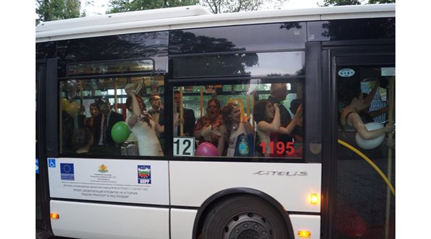 Абитуриенти в Пловдив решиха да се придвижат с автобус вместо с лимузини.