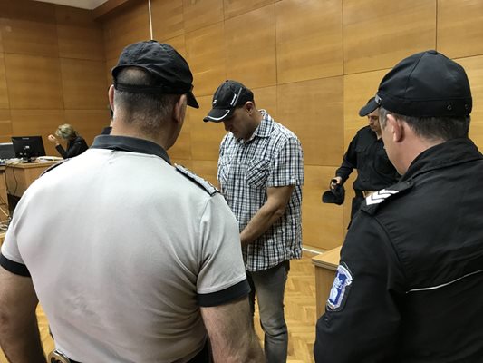 Георги Сапунджиев /в средата/ дойде днес в съдебната зала сам, без адвокат.