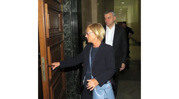 Оправданият бизнесмен Георги Кирчев влиза в съдебната зала с адвокатката си Ина Лулчева.  СНИМКА: ПИЕР ПЕТРОВ