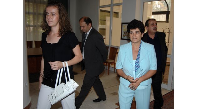 Спаска Митрова за пореден път тръгнала към съда.