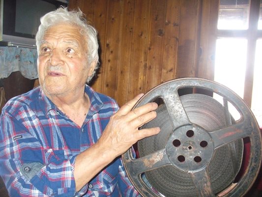 Бай Петър, който на 6 август навършва 87 години, пази ревниво в дрешника на 300-годишната си къща в Жеравна 16-милиметрово копие на филма "Калин Орелът". СНИМКИ: Ваньо Стоилов