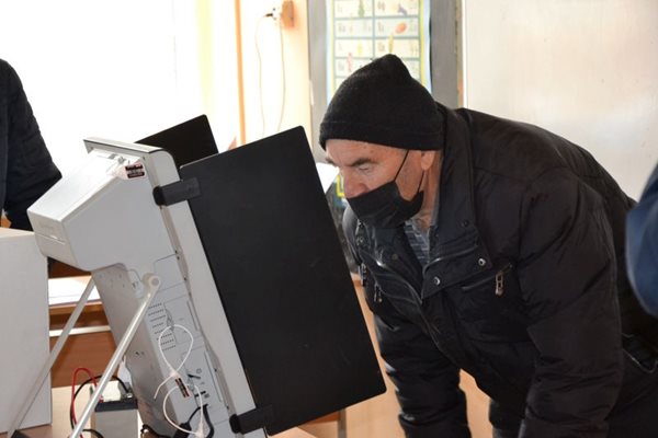 Гласуването в Кърджалийско върви мудно заради затрудненията с машините, които стрещат възрастните избиратели.