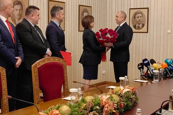 Президентът Румен Радев връчи папката с третия мандат на Корнелия Нинова