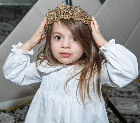 3-годишната Амили също пробва аксесоара за кралици и принцеси.