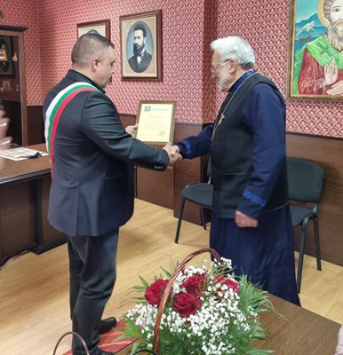 Кметът на Св.Влас Иван Николов връчва грамота на отец Петър.