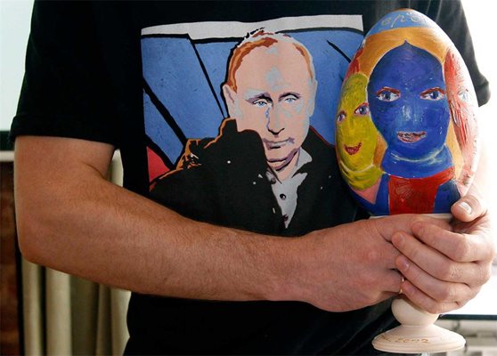 Мъж, облечен с фланелка с образа на Путин, държи яйце, върху което са нарисувани момичетата от групата. То бе предложено на търг в Санкт Петербург.