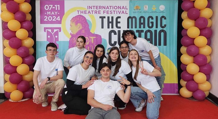Млади посланици на ЕП осигуриха устен превод на участниците в международния театрален фестивал "Вълшебната завеса" в Търговище