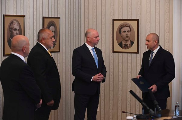 Президентът Румен Радев връчва първия мандат на кандидата за премиер Росен Желязков, който дойде на "Дондуков" 2 заедно с Бойко Борисов и Томислав Дончев