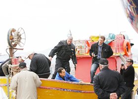 Момент от следствения експеримент - възстановка на инцидента, при който загина турският рибар Ялчън Ерджан. Михаил Цонков е правият в средата.