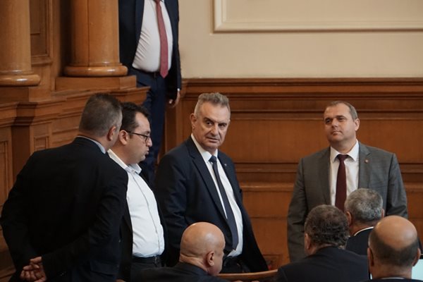 Искрен Веселинов от ВМРО (вдясно) и Валентин Касабов от НФСБ (в средата) заменят Сидеров. Снимка ДЕСИСЛАВА КУЛЕЛИЕВА
