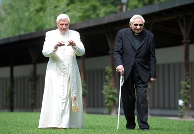 Йозеф Ратцингер, по това време папа Бенедикт XVI, с брат си Георг Ратцингер през 2008 г. СНИМКА: Ройтерс