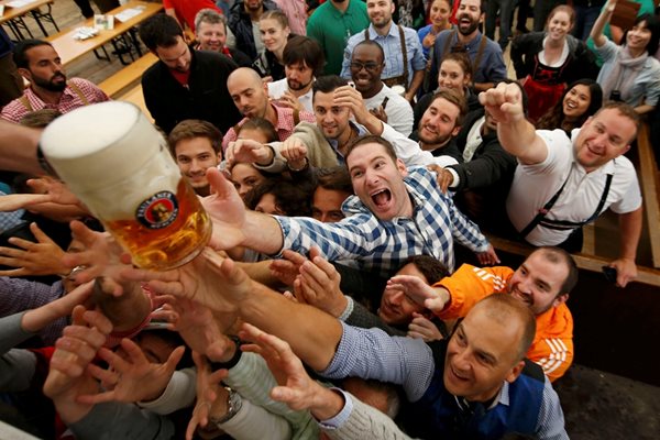 Германци посягат към халба бира на Октоберфест в Мюнхен.  СНИМКА: РОЙТЕРС