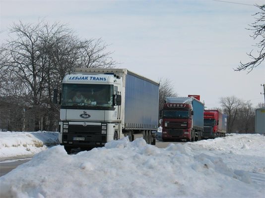 Заради усложнената обстановка по пътищата ТИР-овете за Сърбия ще бъдат спирани още във Видин.
Снимка: Ваня Ставрева