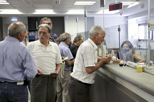 Пенсионери в Атина се струпаха да теглят след отварянето на банките.