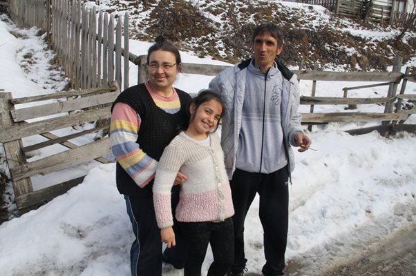 Реджеп Газиев с жена си Магдалена и по-малката си дъщеря Санела - тримата са категорични, че парите от печалбата ще отидат за лечението  на 12-годишната Мирела.
