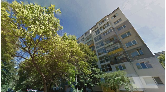 ТРАГЕДИЯ: Преди година от апартамент на осмия етаж в блок на    ул. "Петър Райчев" във варненския кв. "Левски"  паднаха близнаците на семейството