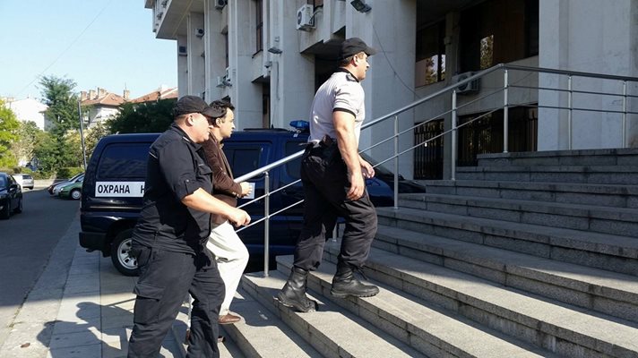 39-годишният Недялко Танев влиза в Съдебната палата в Бургас. Снимка:Елена Фотева