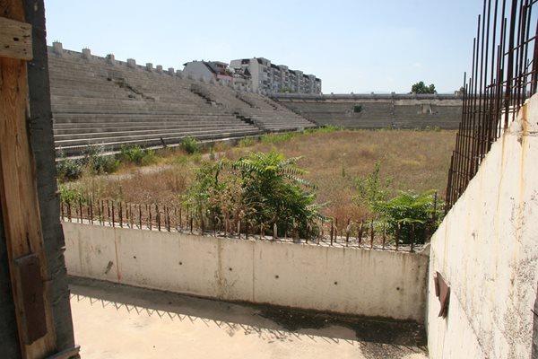 Стадион "Христо Ботев" в Пловдив в момента пустее