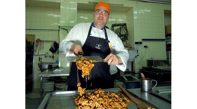 МАЙСТОР: Ради Стамболов е господар в своята кухня.