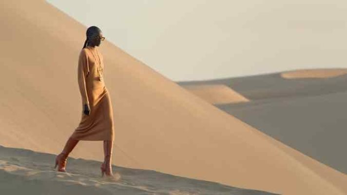 Заради пандемията модният гигант “Ив Сен Лоран” представи колекцията си в пустинята вместо на бляскав подиум в Париж.