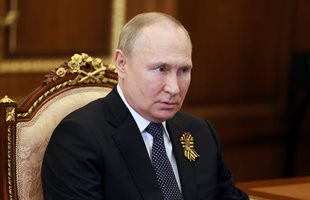 За Путин Италия е враг, но не сваля любимата си вратовръзка от Неапол – дизайнерът я разпозна