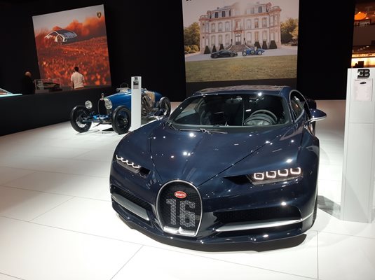 Един истински автосалон не може да мине без Bugatti.