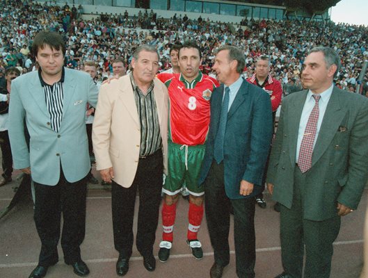 Пената на последния мач на Христо Стоичков за националния отбор. Легендата Йохан Кройф също присъства на двубоя срещу Англия през 1999 г., завършил 1:1