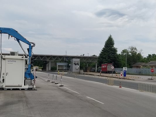 На ГКПП "Кап. Петко Войвода" проверяват багажника на всяка кола, влизаща от Гърция, за мигранти. Униформени твърдят, че отдавна няма тарифа от 3000 евро на човек за превоз.