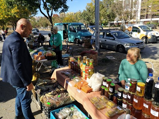 Ще мина да си взема шарена сол, казва Димитров на продавачка.