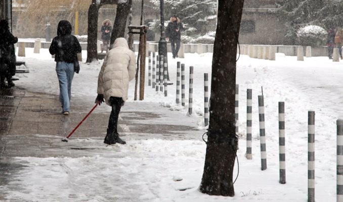 Софиянка почиства снега край църквата “Св. Неделя”.

СНИМКА: НИКОЛАЙ ЛИТОВ