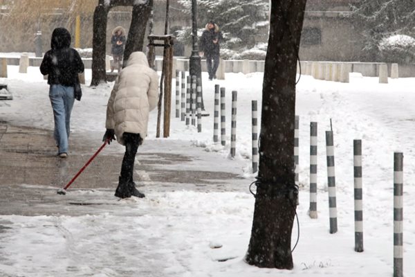 Софиянка почиства снега край църквата “Св. Неделя”.

СНИМКА: НИКОЛАЙ ЛИТОВ