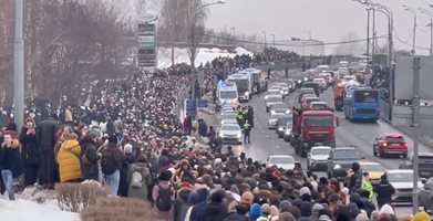 Поддръжници на Навални продължават да му отдават почит на гроба му