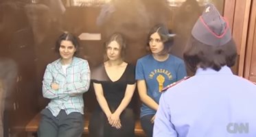 В Русия осъдиха член на "Пуси Райът" на 6 г. затвор заради антивоенни коментари