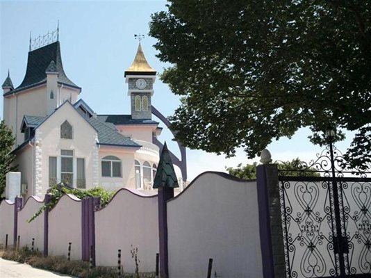 Къщата на Свилен Крайчев с часовниковата кула привлича отдалеч погледите на минувачите. 
СНИМКА: ЦВЕТОМИР ТРЪНКОВ