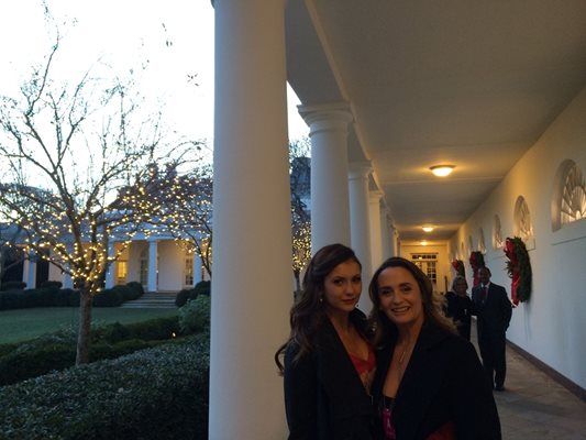 Майка и дъщеря под колонадата на Белия дом, където Нина е поканена като гост от Барак Обама.