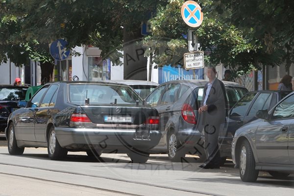 Специални антени върху лимузината на Михалев заглушават мобилните сигнали наоколо