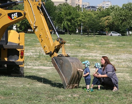 Жена с близначета заведе малките до багера преди първата копка.