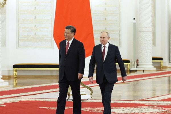 Си Дзинпин и Владимир Путин на церемонията преди официалната среща в Кремъл СНИМКА: Ройтерс