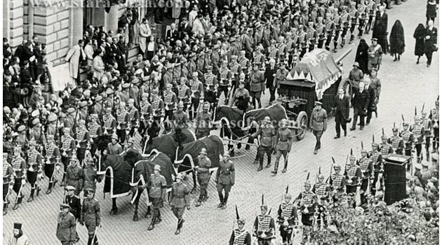 Погребението на цар Борис III събра стотици хиляди по улиците на София.