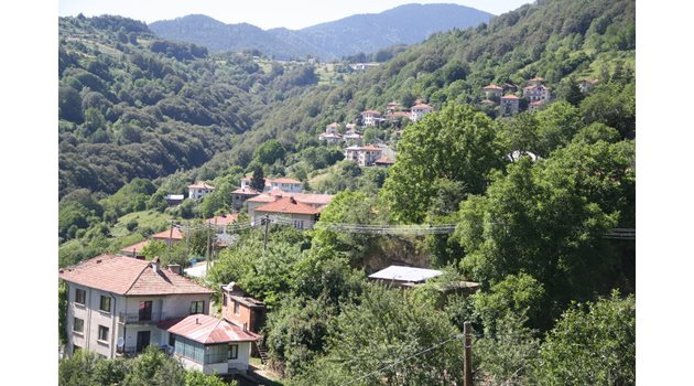 Село Стърница е в подножието на върховете Преспа и Свобода в Родопите.
Снимки: Валентин Хаджиев