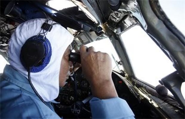 Виетнамски пилот търси изчезналия боинг със самолета си.
