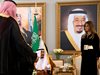 Мелания Тръмп в Саудитска Арабия без шал на главата, критикуват я (Снимки)